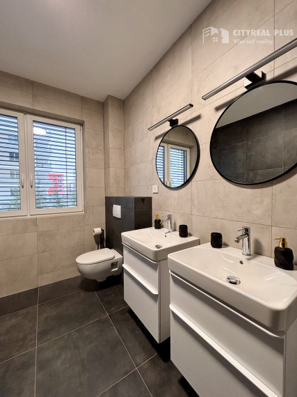 Ponúkame Vám na prenájom luxusný, kompletne zariadený, veľký 3 izbový byt v novostavbe v meste Nové Zámky