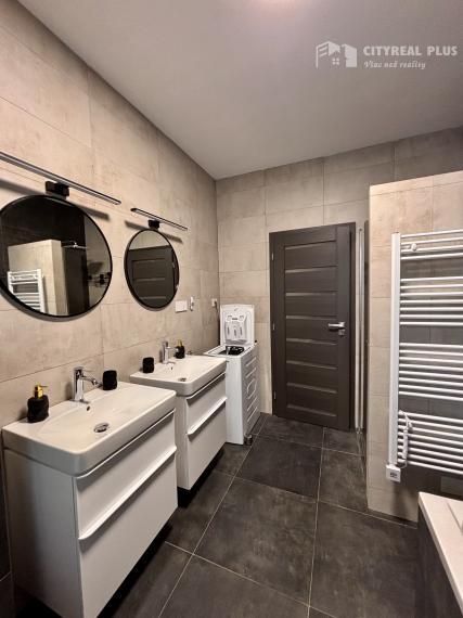 Ponúkame Vám na prenájom luxusný, kompletne zariadený, veľký 3 izbový byt v novostavbe v meste Nové Zámky