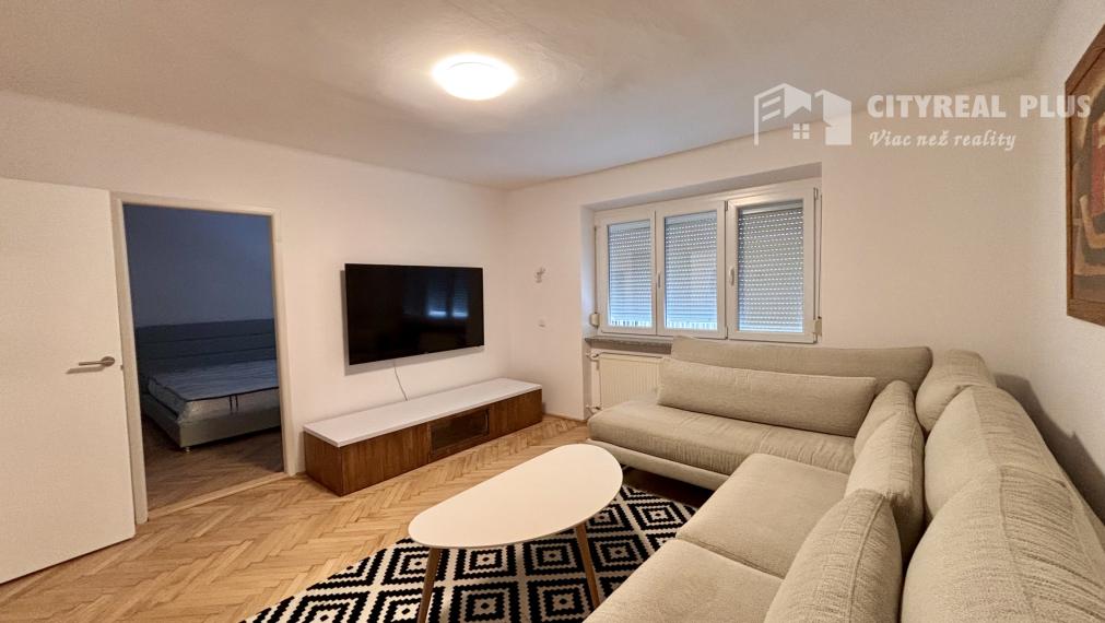 Ponúkame Vám na prenájom kompletne prerobený, zariadený 2 izbový byt v centre mesta Nové Zámky