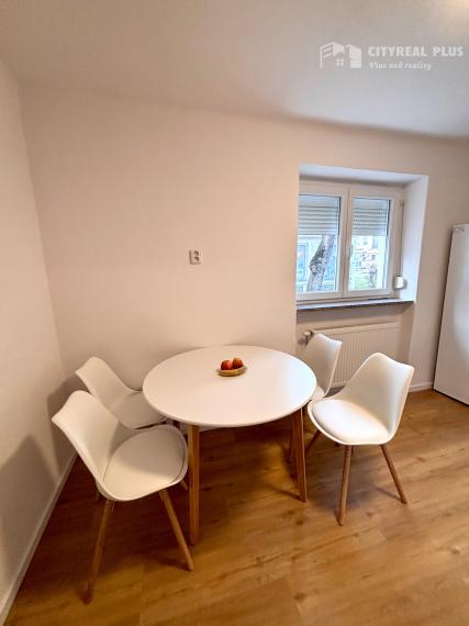 Ponúkame Vám na prenájom kompletne prerobený, zariadený 2 izbový byt v centre mesta Nové Zámky