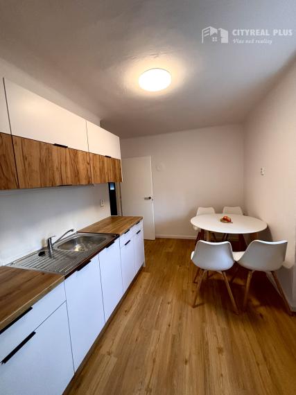 Ponúkame Vám na prenájom kompletne prerobený, zariadený 2 izbový byt v centre mesta Nové Zámky