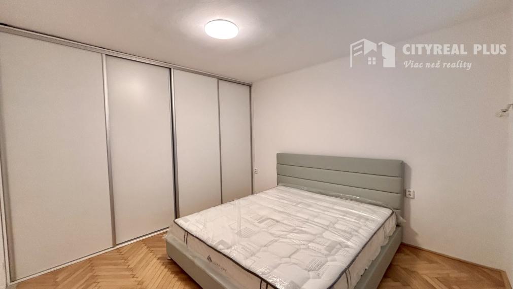 Ponúkame Vám na prenájom kompletne prerobený, zariadený 2 izbový byt v centre mesta Nové Zámky