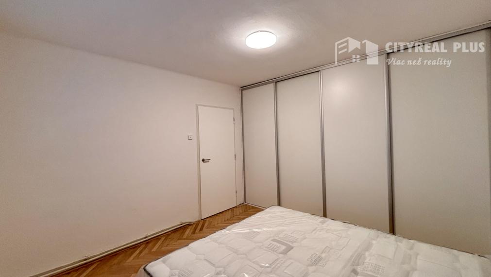 Ponúkame Vám na prenájom kompletne prerobený, zariadený 2 izbový byt v centre mesta Nové Zámky