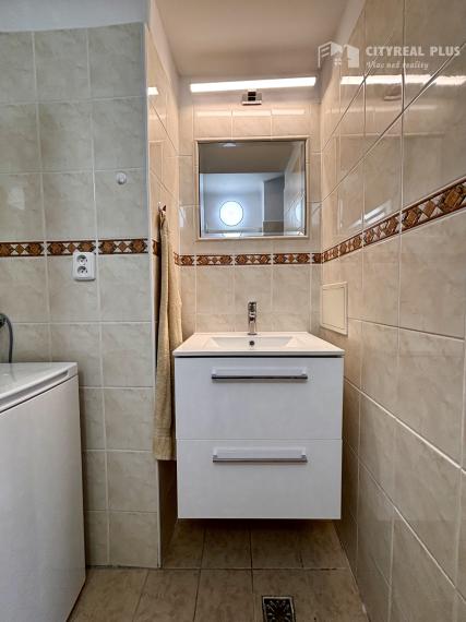 Ponúkame Vám na prenájom kompletne prerobený, zariadený 2 izbový byt v centre mesta Nové Zámky