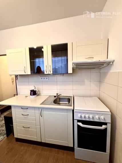 Ponúkame Vám na prenájom prerobený, zariadený 1 izbový byt s balkónom v meste Nové Zámky