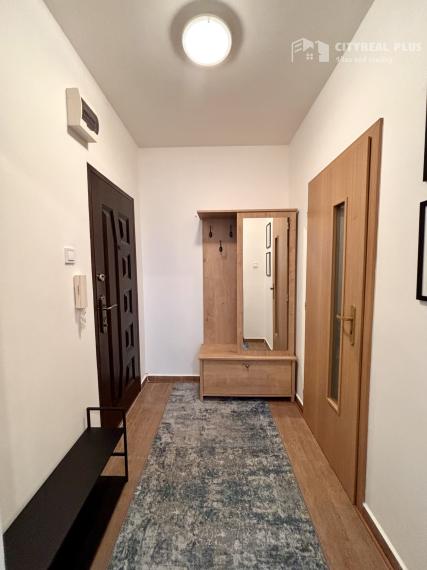 Ponúkame Vám na prenájom prerobený, zariadený 1 izbový byt s balkónom v meste Nové Zámky