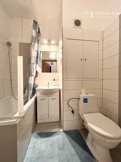 Ponúkame Vám na prenájom prerobený, zariadený 1 izbový byt s balkónom v meste Nové Zámky