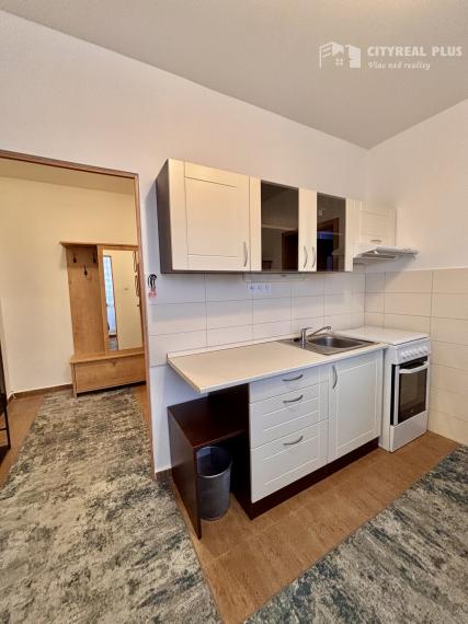 Ponúkame Vám na prenájom prerobený, zariadený 1 izbový byt s balkónom v meste Nové Zámky