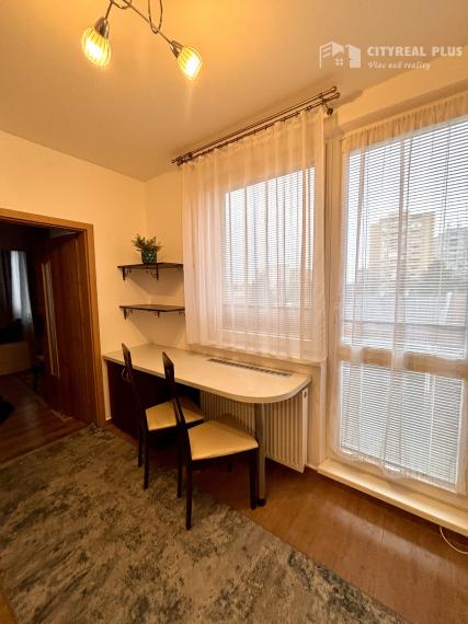 Ponúkame Vám na prenájom prerobený, zariadený 1 izbový byt s balkónom v meste Nové Zámky