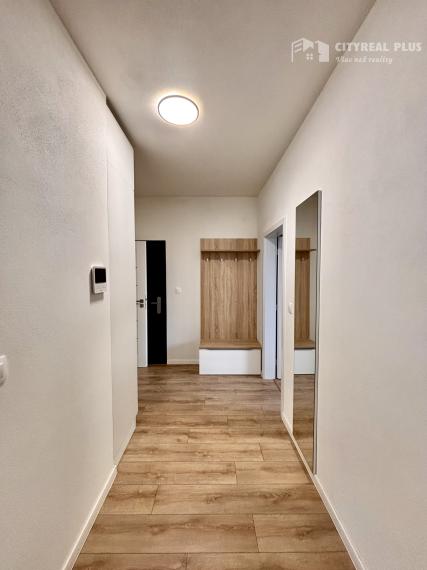 Ponúkame Vám na prenájom luxusný, kompletne zariadený, veľký 2 izbový byt v novostavbe v Šuranoch