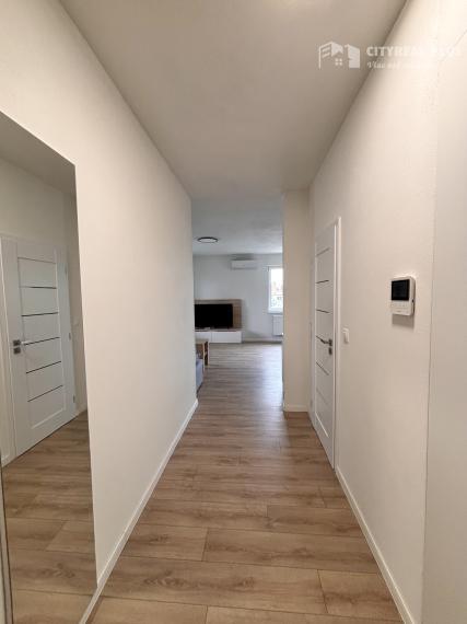 Ponúkame Vám na prenájom luxusný, kompletne zariadený, veľký 2 izbový byt v novostavbe v Šuranoch