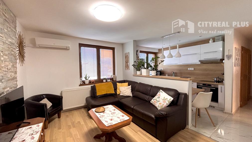 Ponúkame Vám na predaj kompletne prerobený 3 izbový byt v pokojnej časti mesta Nové Zámky