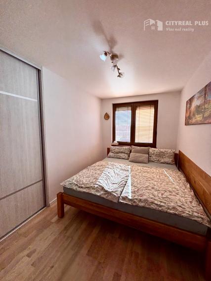 Ponúkame Vám na predaj kompletne prerobený 3 izbový byt v pokojnej časti mesta Nové Zámky