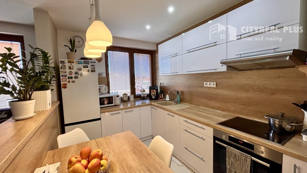 Ponúkame Vám na predaj kompletne prerobený 3 izbový byt v pokojnej časti mesta Nové Zámky