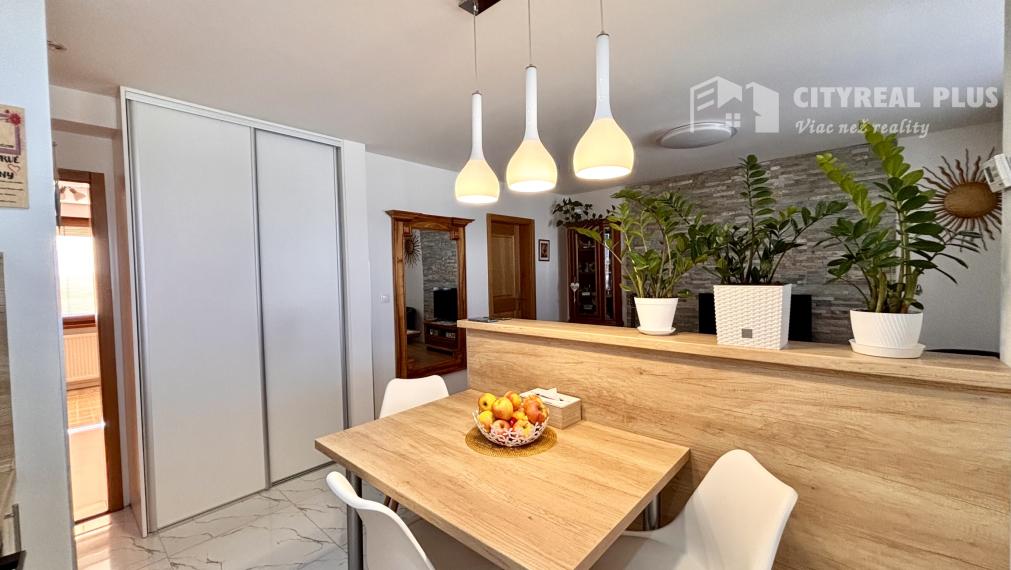 Ponúkame Vám na predaj kompletne prerobený 3 izbový byt v pokojnej časti mesta Nové Zámky