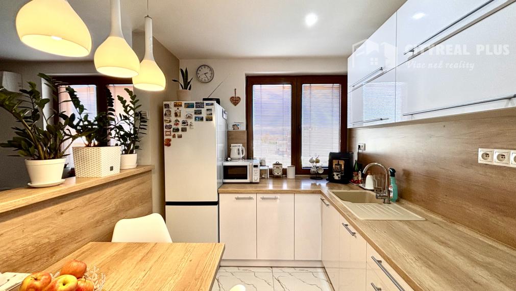 Ponúkame Vám na predaj kompletne prerobený 3 izbový byt v pokojnej časti mesta Nové Zámky