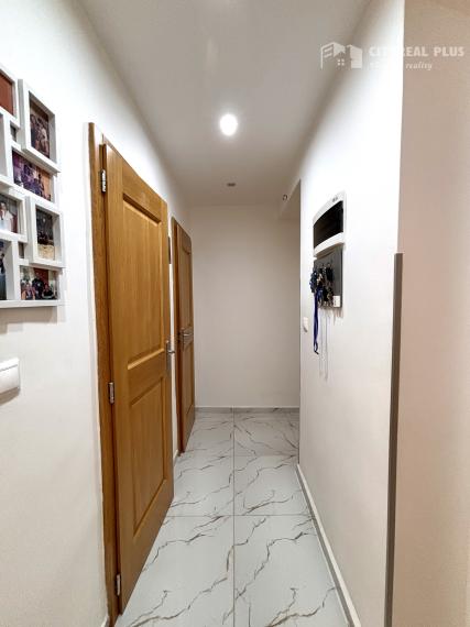 Ponúkame Vám na predaj kompletne prerobený 3 izbový byt v pokojnej časti mesta Nové Zámky