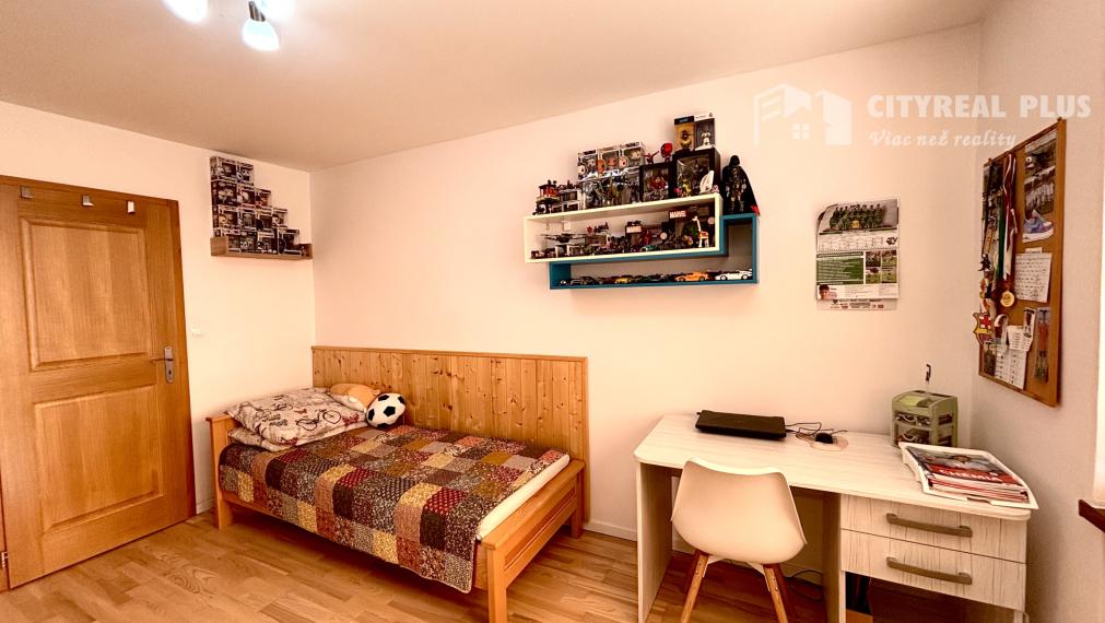 Ponúkame Vám na predaj kompletne prerobený 3 izbový byt v pokojnej časti mesta Nové Zámky