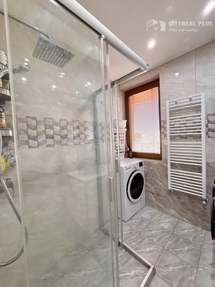 Ponúkame Vám na predaj kompletne prerobený 3 izbový byt v pokojnej časti mesta Nové Zámky