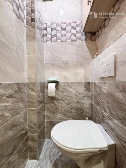 Ponúkame Vám na predaj kompletne prerobený 3 izbový byt v pokojnej časti mesta Nové Zámky