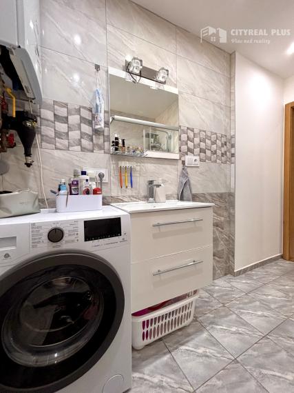 Ponúkame Vám na predaj kompletne prerobený 3 izbový byt v pokojnej časti mesta Nové Zámky