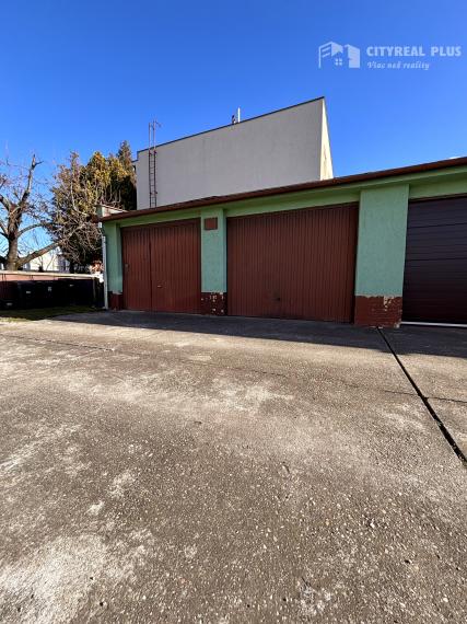 Ponúkame Vám na predaj kompletne prerobený 3 izbový byt v pokojnej časti mesta Nové Zámky