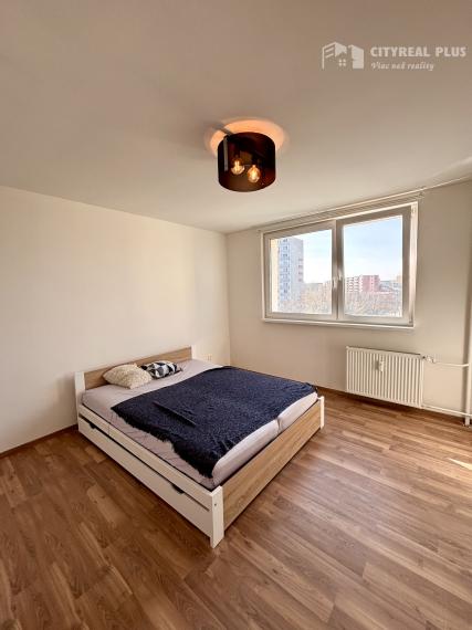 Ponúkame Vám na prenájom kompletne prerobený,  čiastočne zariadený 2 izbový byt v meste Nové Zámky