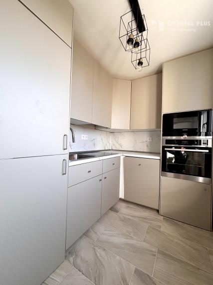 Ponúkame Vám na prenájom kompletne prerobený,  čiastočne zariadený 2 izbový byt v meste Nové Zámky