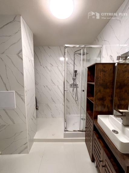 Ponúkame Vám na prenájom kompletne prerobený,  čiastočne zariadený 2 izbový byt v meste Nové Zámky