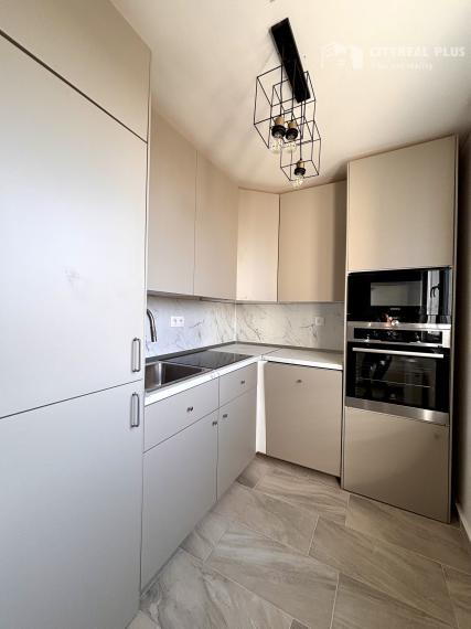 Ponúkame Vám na prenájom kompletne prerobený,  čiastočne zariadený 2 izbový byt v meste Nové Zámky