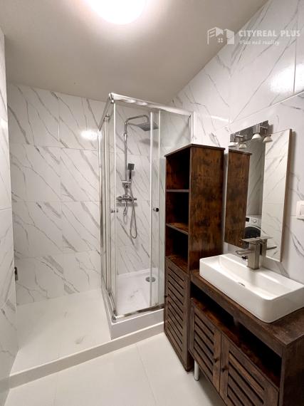 Ponúkame Vám na prenájom kompletne prerobený,  čiastočne zariadený 2 izbový byt v meste Nové Zámky