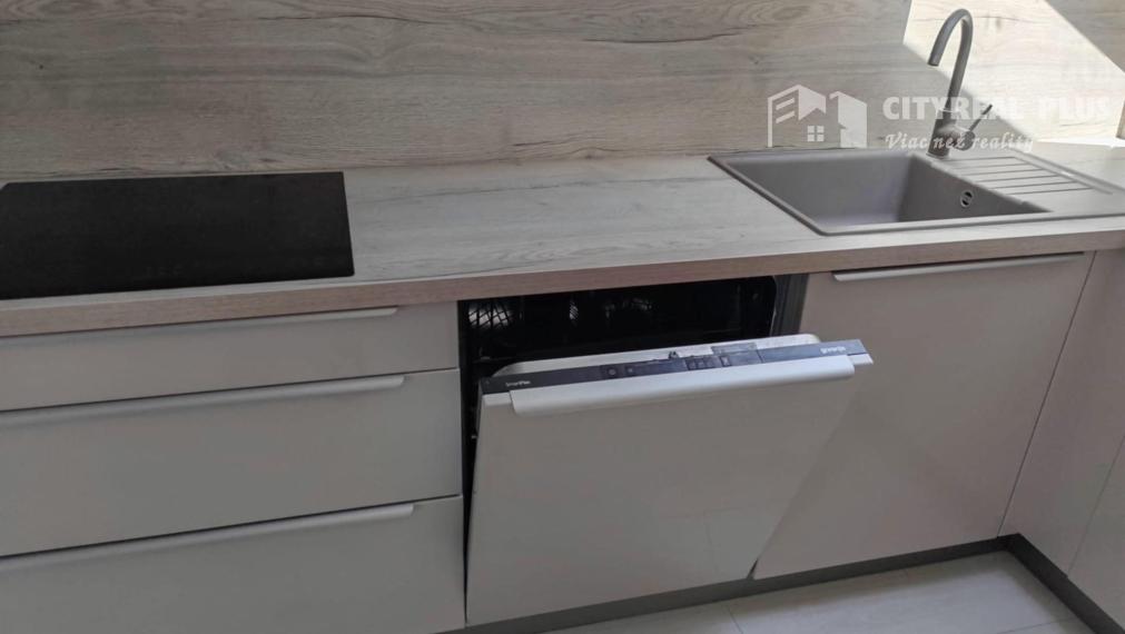 Ponúkam na prenájom LUXUSNÝ  zariadený 3 izbový byt blízko centra mesta Nové Zámky