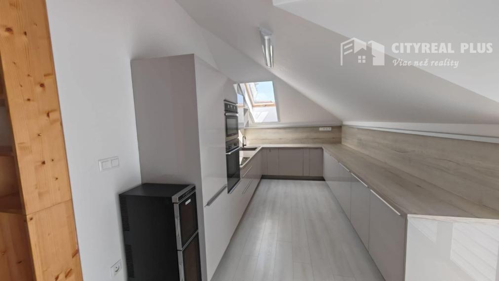 Ponúkam na prenájom LUXUSNÝ  zariadený 3 izbový byt blízko centra mesta Nové Zámky