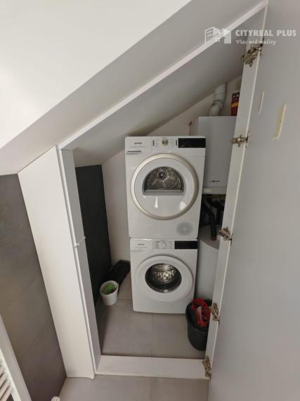 Ponúkam na prenájom LUXUSNÝ  zariadený 3 izbový byt blízko centra mesta Nové Zámky