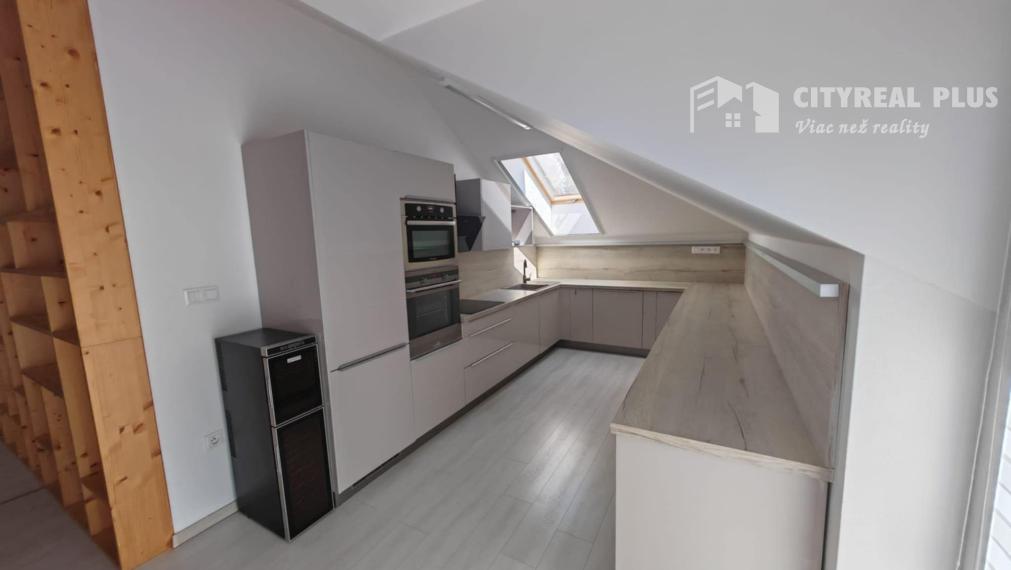 Ponúkam na prenájom LUXUSNÝ  zariadený 3 izbový byt blízko centra mesta Nové Zámky