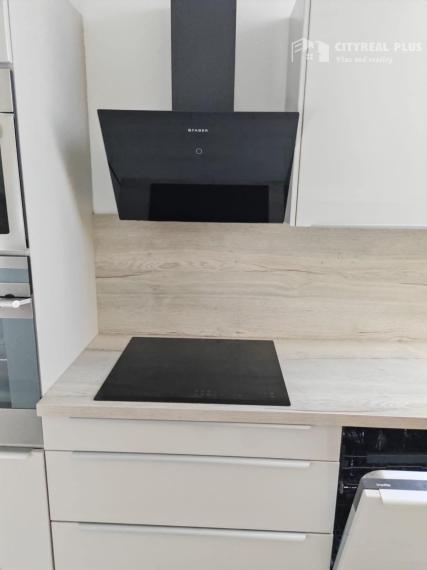 Ponúkam na prenájom LUXUSNÝ  zariadený 3 izbový byt blízko centra mesta Nové Zámky