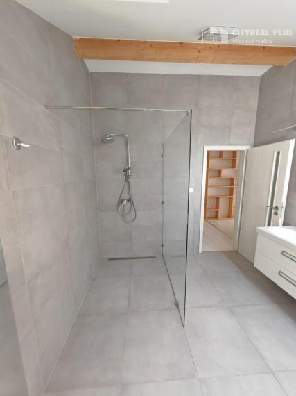 Ponúkam na prenájom LUXUSNÝ  zariadený 3 izbový byt blízko centra mesta Nové Zámky