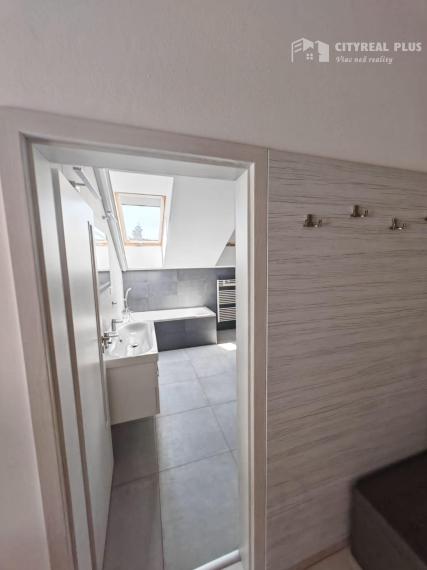 Ponúkam na prenájom LUXUSNÝ  zariadený 3 izbový byt blízko centra mesta Nové Zámky