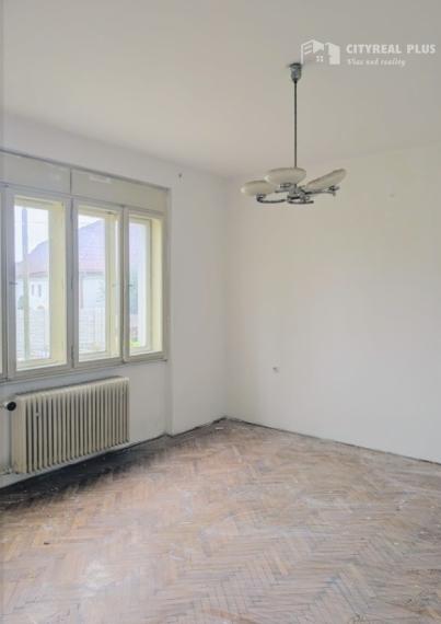 Ponúkame Vám na predaj dvojpodlažný rodinný dom v pôvodnom stave v obci Kamenín