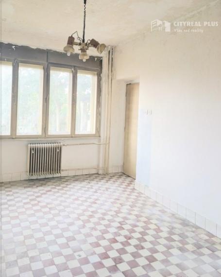 Ponúkame Vám na predaj dvojpodlažný rodinný dom v pôvodnom stave v obci Kamenín