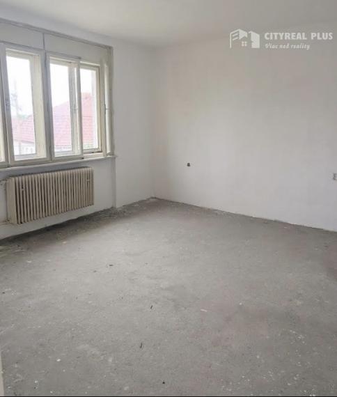 Ponúkame Vám na predaj dvojpodlažný rodinný dom v pôvodnom stave v obci Kamenín