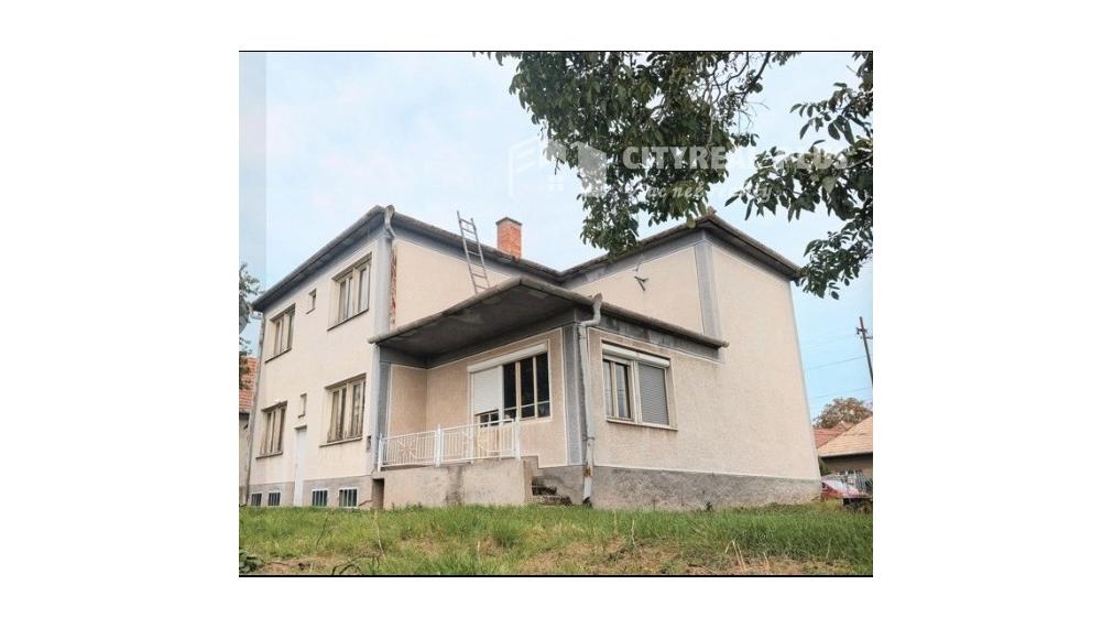 Ponúkame Vám na predaj dvojpodlažný rodinný dom v pôvodnom stave v obci Kamenín