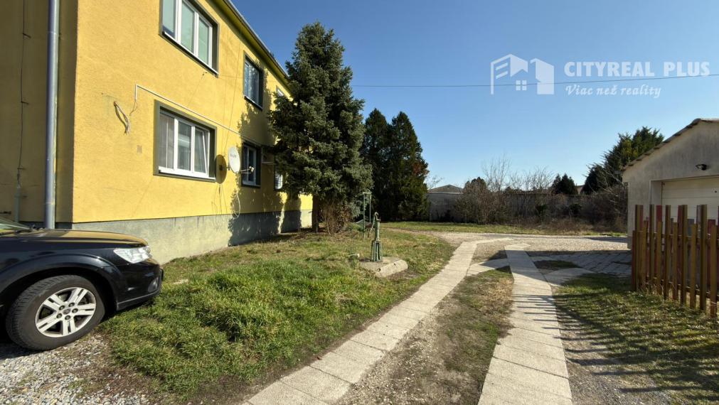 Predám prerobený TEHLOVÝ - 3 izbový byt uzavretým dvorom NZ