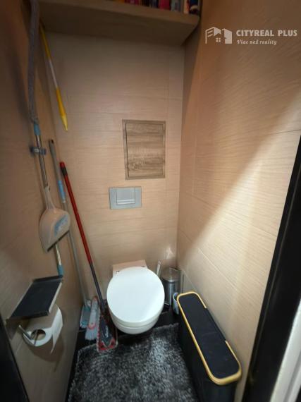 Predám prerobený TEHLOVÝ - 3 izbový byt uzavretým dvorom NZ