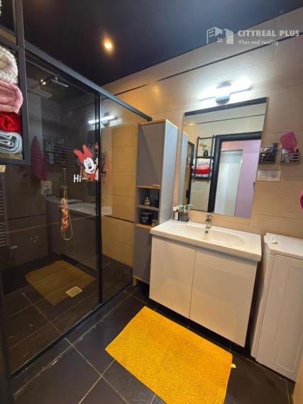 Predám prerobený TEHLOVÝ - 3 izbový byt uzavretým dvorom NZ