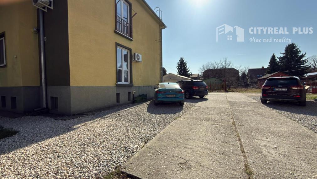 Predám prerobený TEHLOVÝ - 3 izbový byt uzavretým dvorom NZ