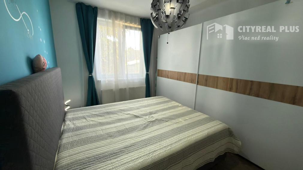 Predám prerobený TEHLOVÝ - 3 izbový byt uzavretým dvorom NZ