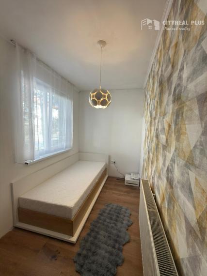 Predám prerobený TEHLOVÝ - 3 izbový byt uzavretým dvorom NZ