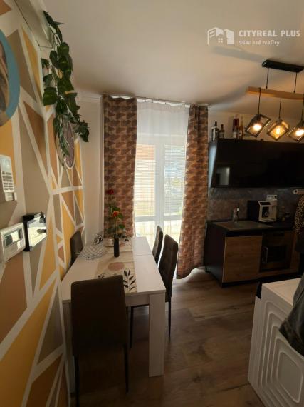 Predám prerobený TEHLOVÝ - 3 izbový byt uzavretým dvorom NZ