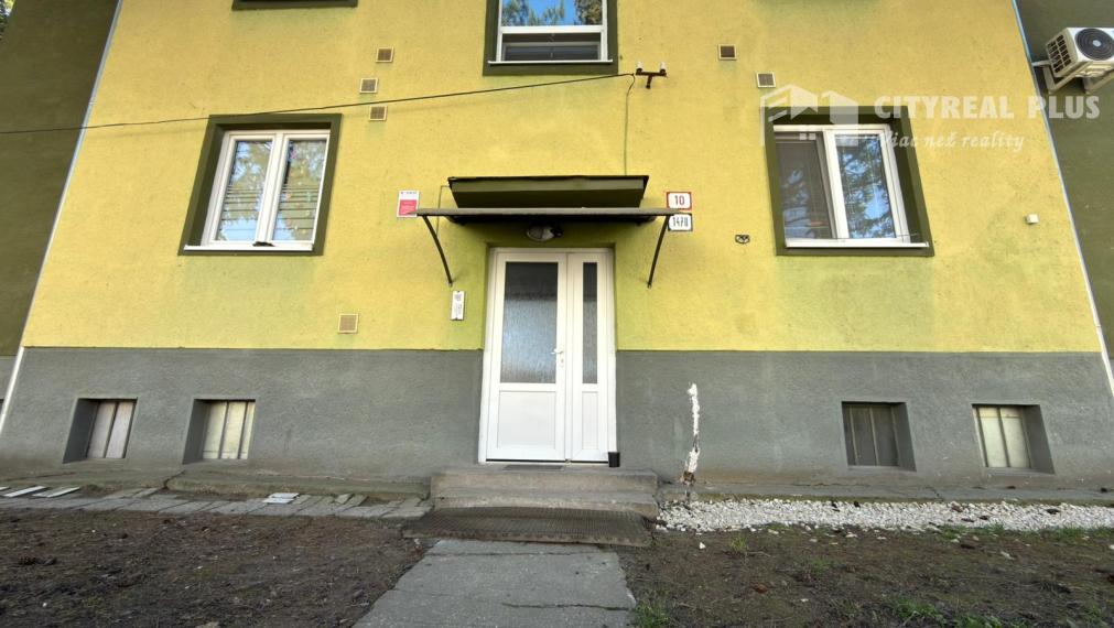 Predám prerobený TEHLOVÝ - 3 izbový byt uzavretým dvorom NZ